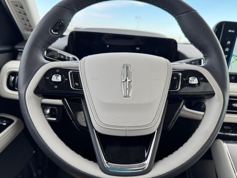 Lincoln Aviator Vehicle Full-screen Gallery Image 23