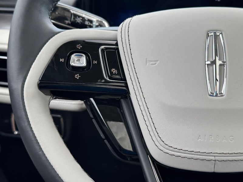 Lincoln Aviator Vehicle Full-screen Gallery Image 24