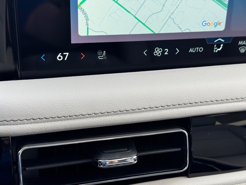 Lincoln Aviator Vehicle Full-screen Gallery Image 27