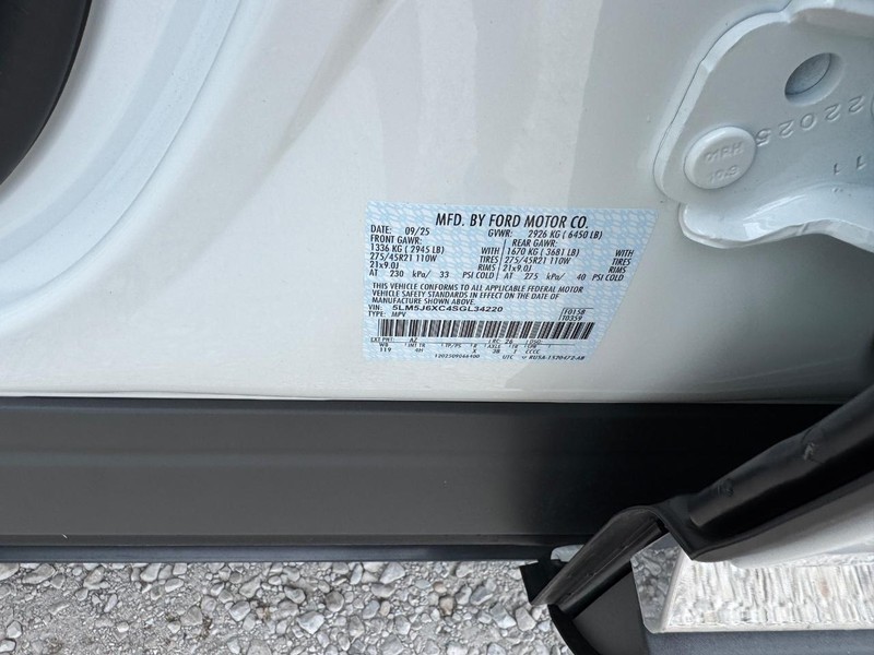 Lincoln Aviator Vehicle Full-screen Gallery Image 29