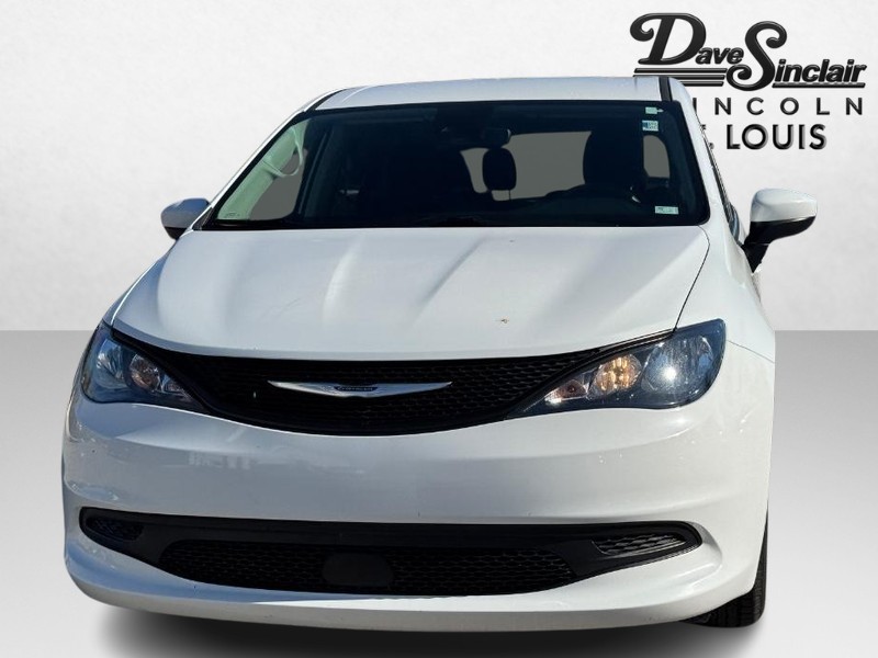 Chrysler Voyager Vehicle Full-screen Gallery Image 02