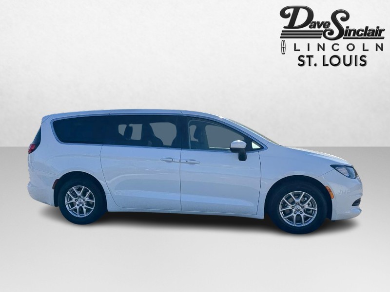 Chrysler Voyager Vehicle Full-screen Gallery Image 04