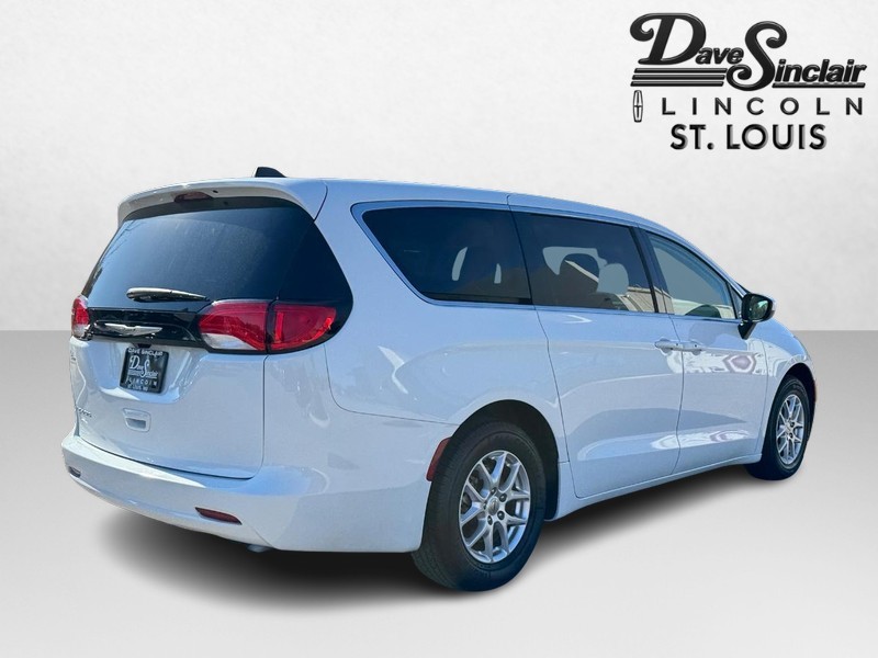 Chrysler Voyager Vehicle Full-screen Gallery Image 05