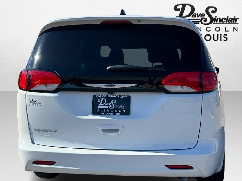 Chrysler Voyager Vehicle Full-screen Gallery Image 06