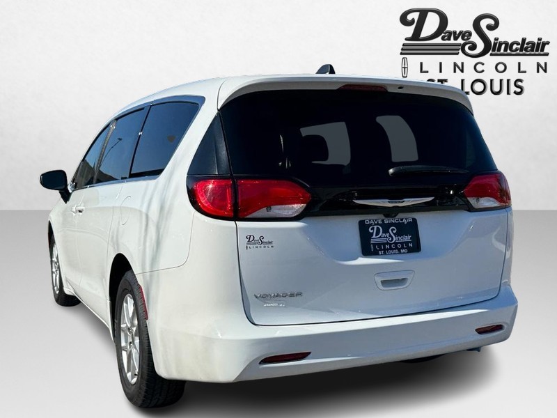 Chrysler Voyager Vehicle Full-screen Gallery Image 07