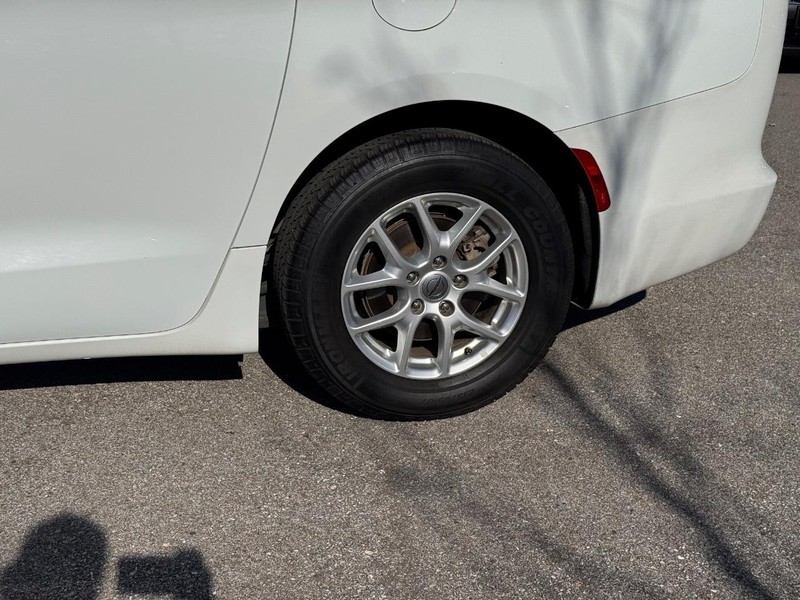 Chrysler Voyager Vehicle Full-screen Gallery Image 10