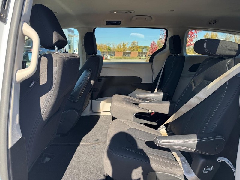 Chrysler Voyager Vehicle Full-screen Gallery Image 11