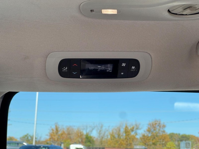 Chrysler Voyager Vehicle Full-screen Gallery Image 12