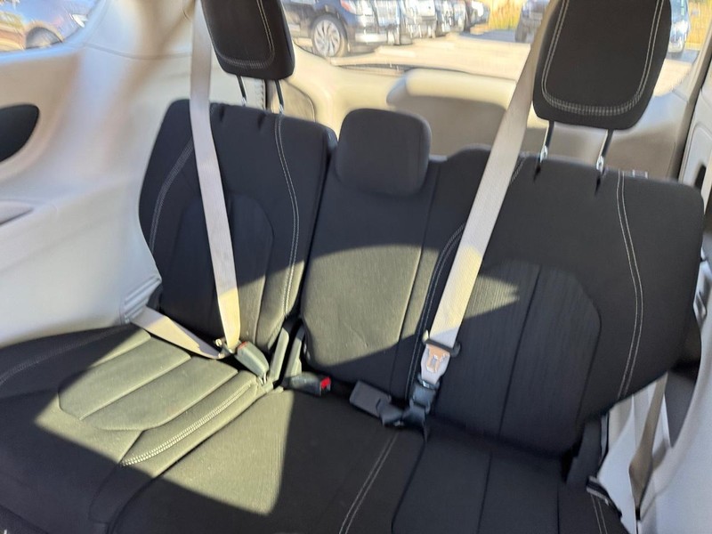 Chrysler Voyager Vehicle Full-screen Gallery Image 13