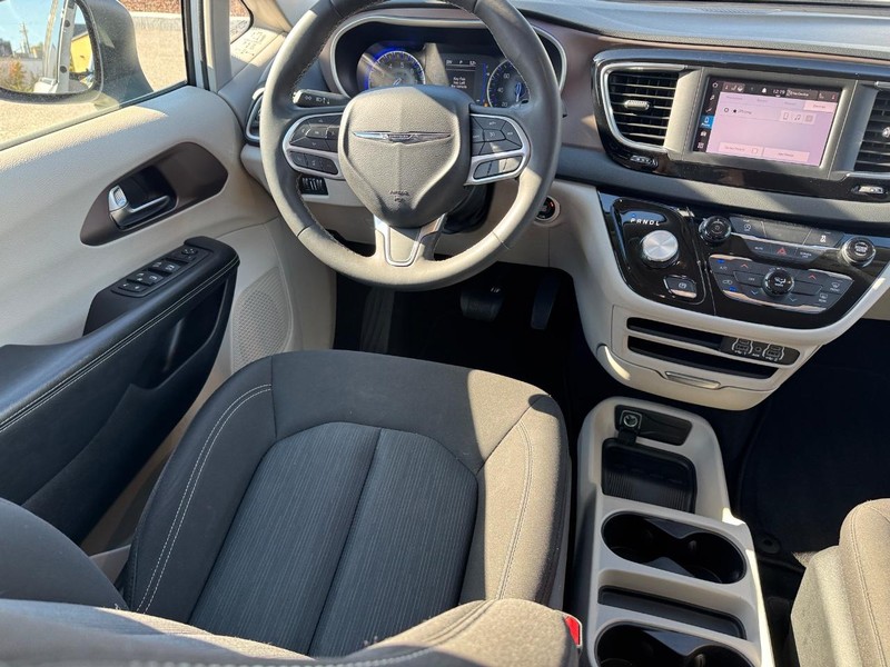 Chrysler Voyager Vehicle Full-screen Gallery Image 14