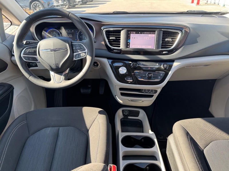 Chrysler Voyager Vehicle Full-screen Gallery Image 15