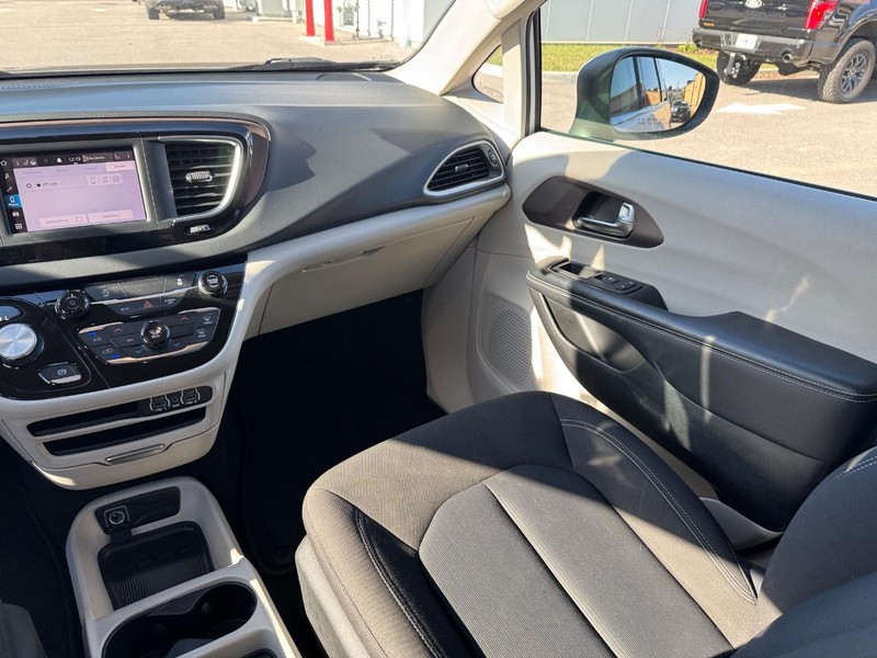 Chrysler Voyager Vehicle Full-screen Gallery Image 16