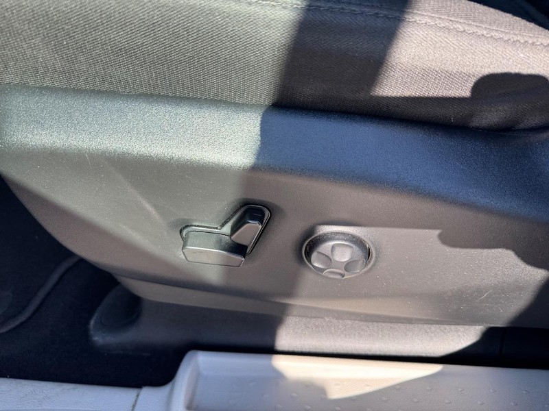 Chrysler Voyager Vehicle Full-screen Gallery Image 17