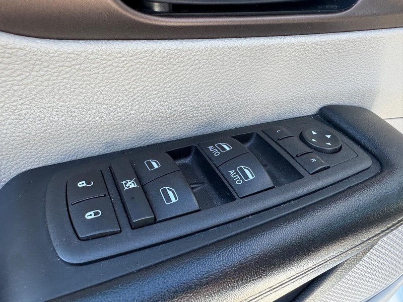 Chrysler Voyager Vehicle Full-screen Gallery Image 18