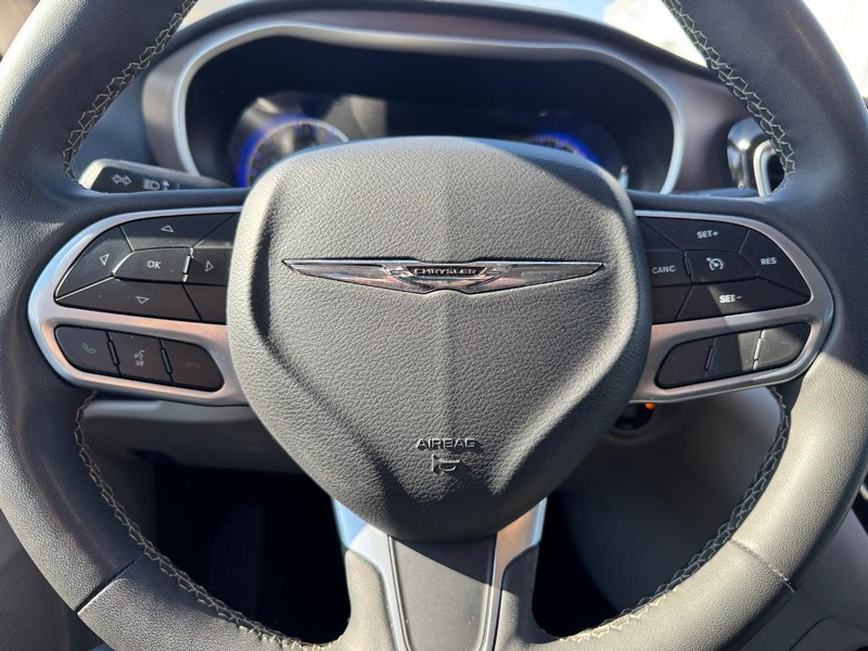 Chrysler Voyager Vehicle Full-screen Gallery Image 19