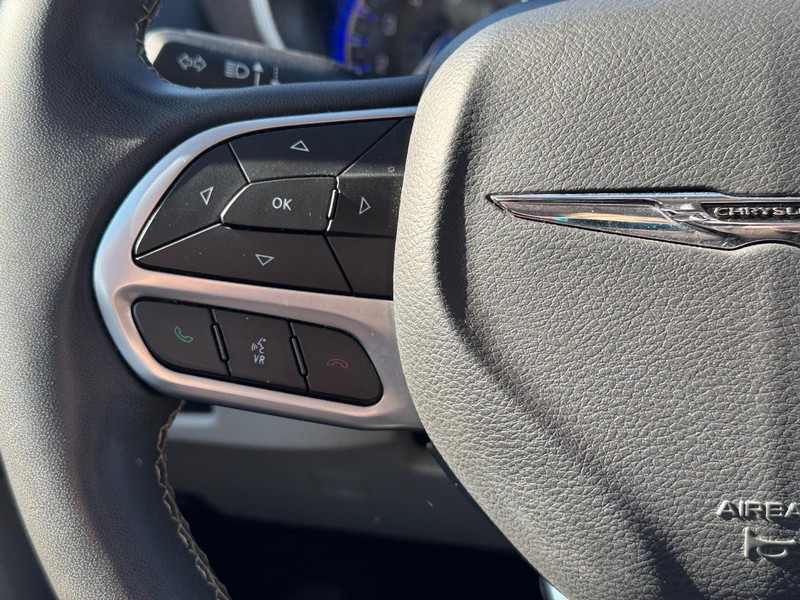 Chrysler Voyager Vehicle Full-screen Gallery Image 20