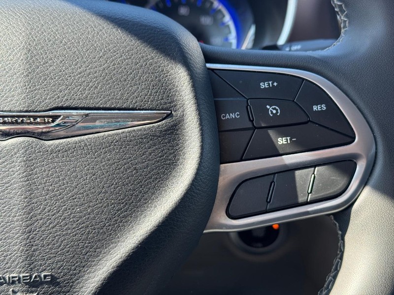 Chrysler Voyager Vehicle Full-screen Gallery Image 21