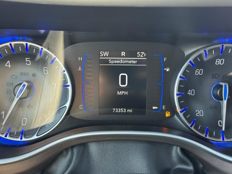 Chrysler Voyager Vehicle Full-screen Gallery Image 23