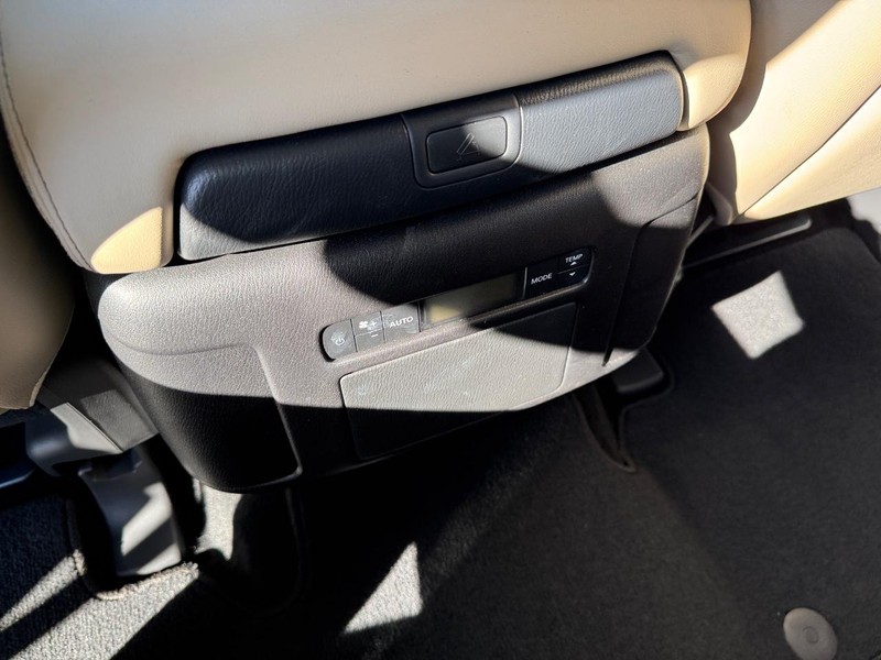 Nissan Armada Vehicle Full-screen Gallery Image 12