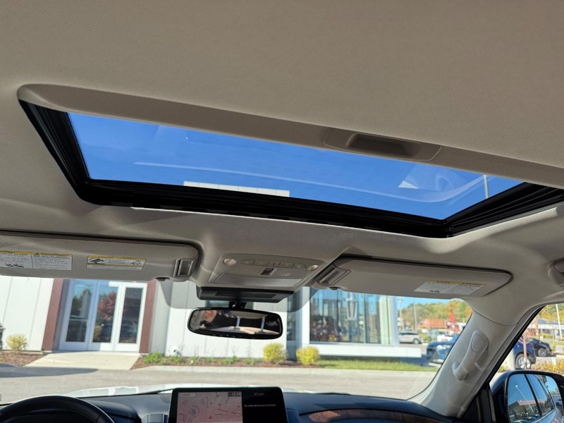 Nissan Armada Vehicle Full-screen Gallery Image 13