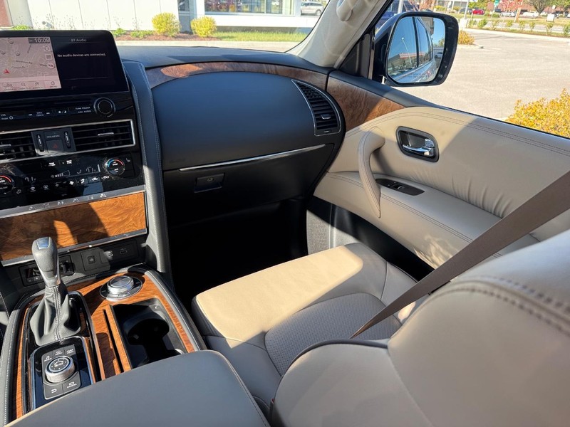 Nissan Armada Vehicle Full-screen Gallery Image 17