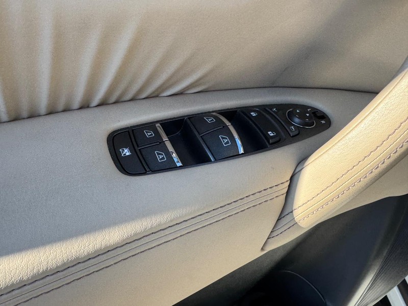 Nissan Armada Vehicle Full-screen Gallery Image 19