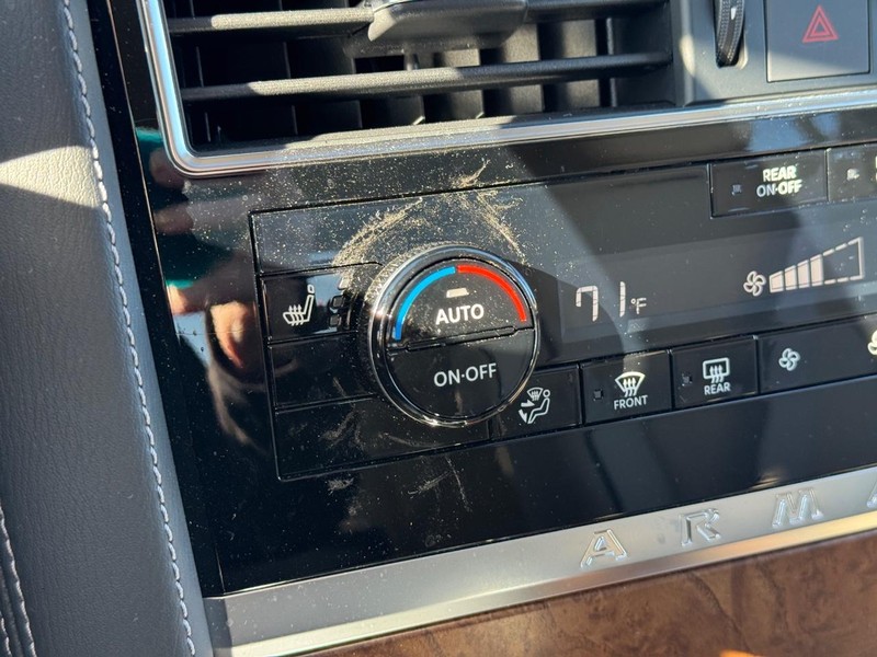 Nissan Armada Vehicle Full-screen Gallery Image 25