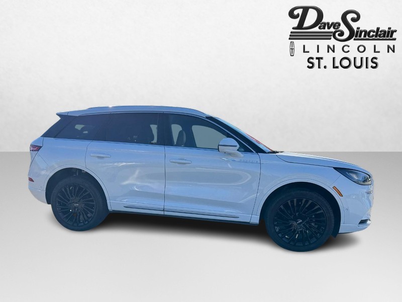 Lincoln Corsair Vehicle Full-screen Gallery Image 04