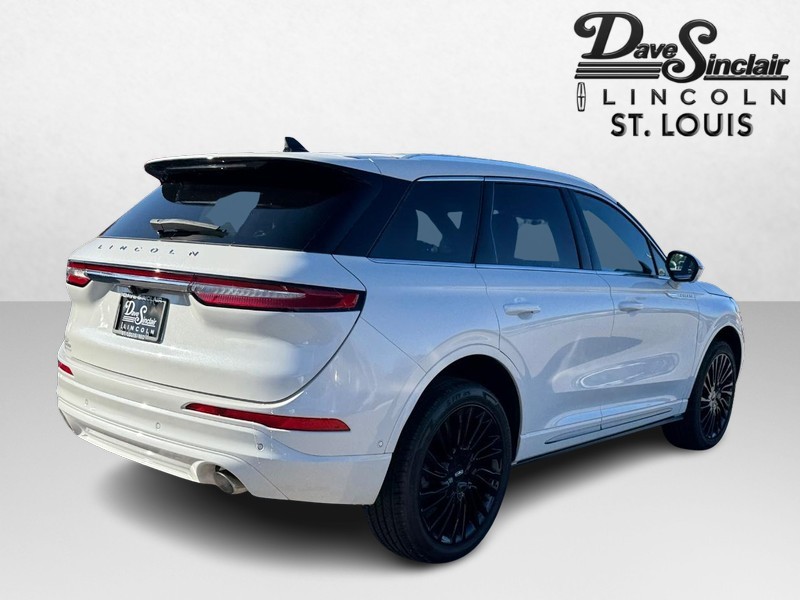 Lincoln Corsair Vehicle Full-screen Gallery Image 05