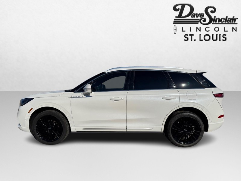 Lincoln Corsair Vehicle Full-screen Gallery Image 09