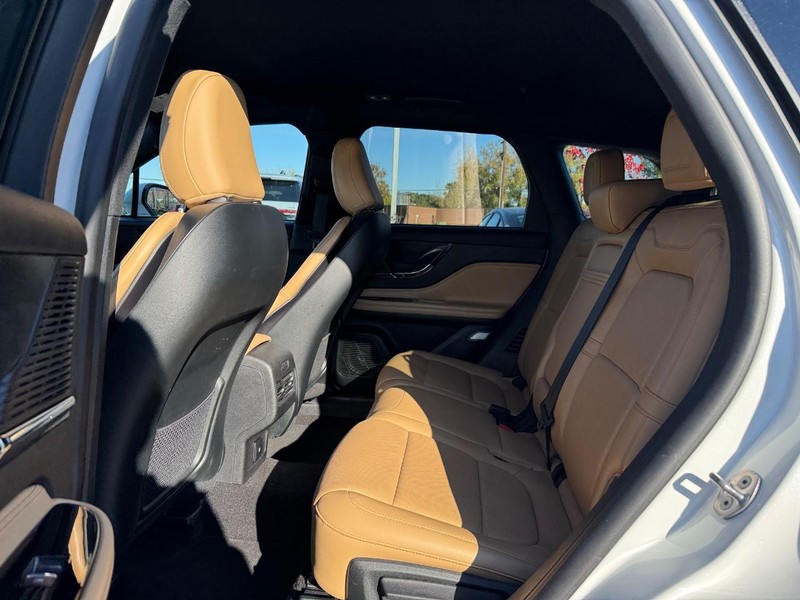 Lincoln Corsair Vehicle Full-screen Gallery Image 11