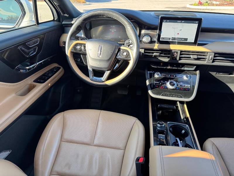 Lincoln Corsair Vehicle Full-screen Gallery Image 12