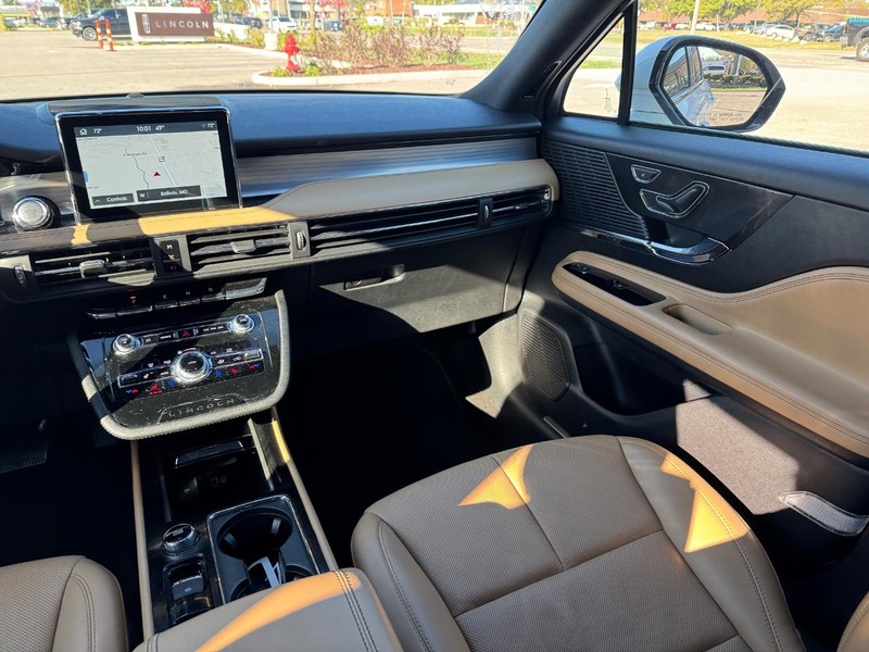 Lincoln Corsair Vehicle Full-screen Gallery Image 14