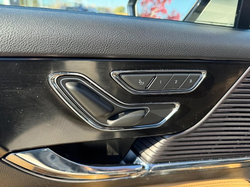 Lincoln Corsair Vehicle Full-screen Gallery Image 17