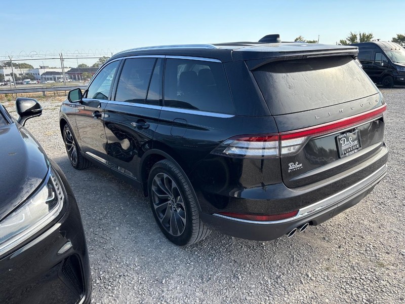 Lincoln Aviator Vehicle Full-screen Gallery Image 02