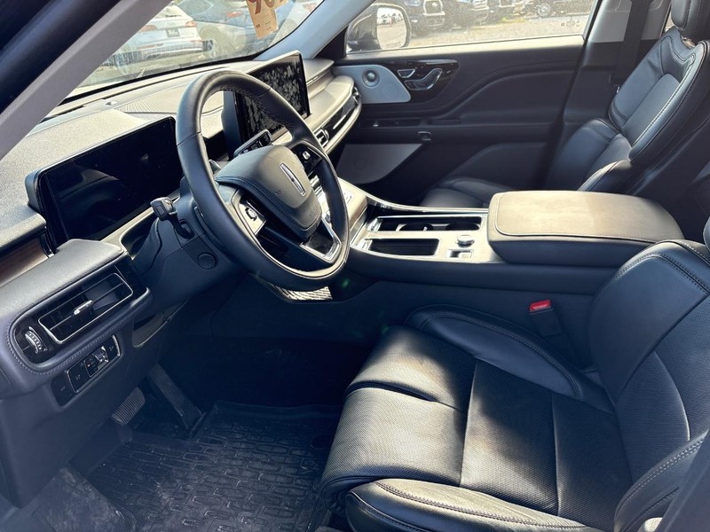 Lincoln Aviator Vehicle Full-screen Gallery Image 05