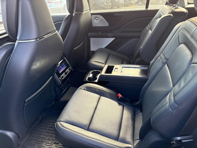 Lincoln Aviator Vehicle Full-screen Gallery Image 06