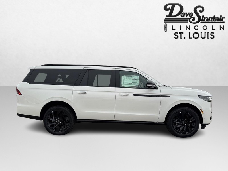 Lincoln Navigator L Vehicle Full-screen Gallery Image 04