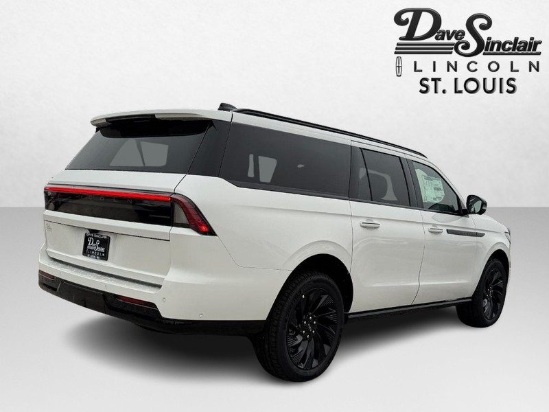 Lincoln Navigator L Vehicle Full-screen Gallery Image 05