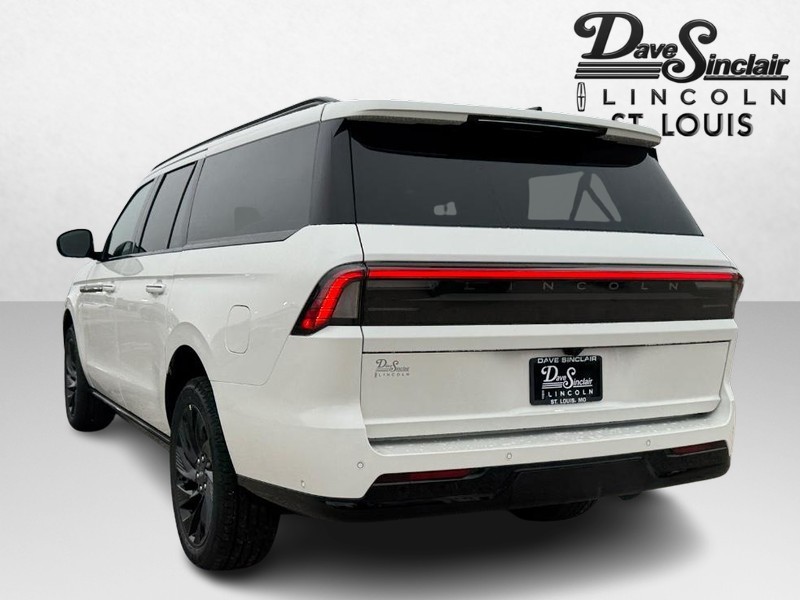 Lincoln Navigator L Vehicle Full-screen Gallery Image 07