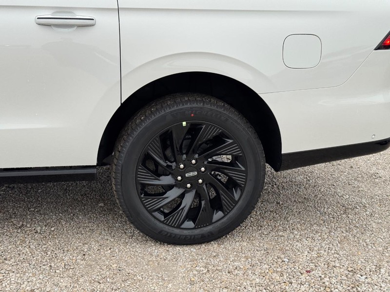 Lincoln Navigator L Vehicle Full-screen Gallery Image 10