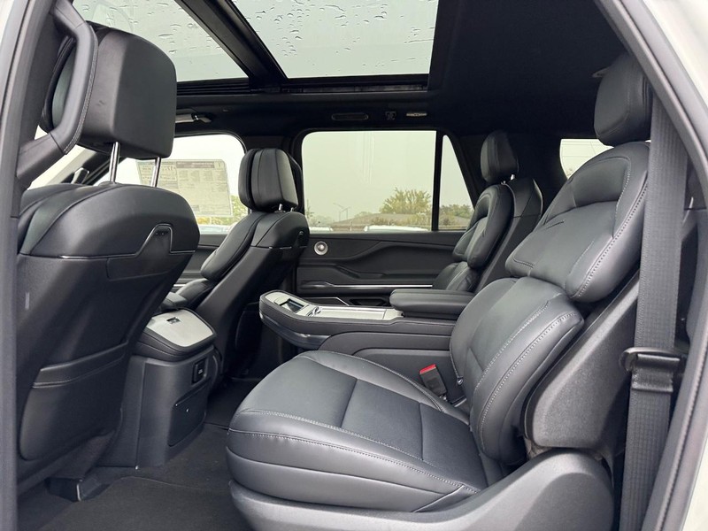 Lincoln Navigator L Vehicle Full-screen Gallery Image 11