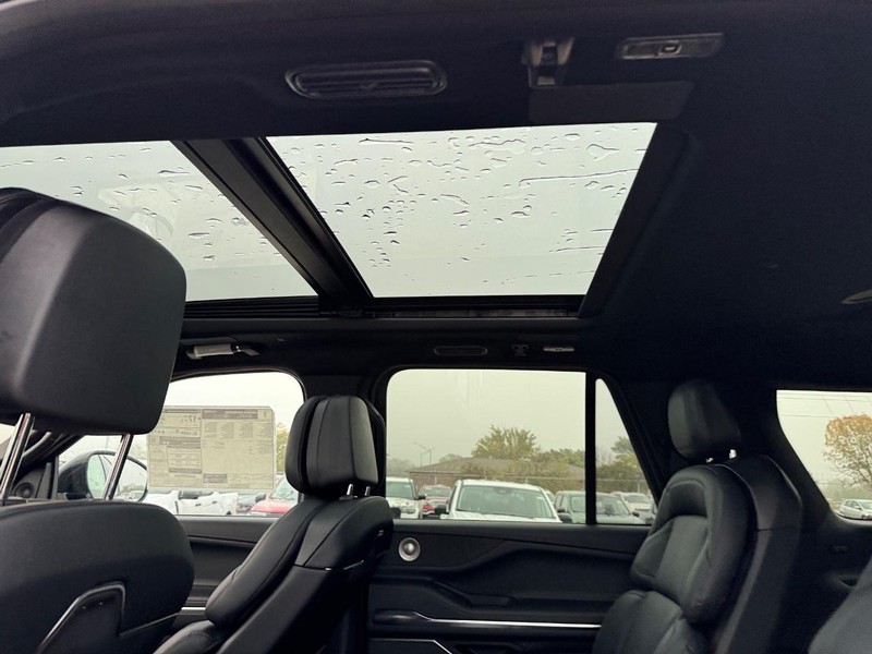 Lincoln Navigator L Vehicle Full-screen Gallery Image 12