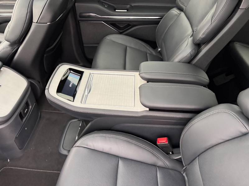 Lincoln Navigator L Vehicle Full-screen Gallery Image 13