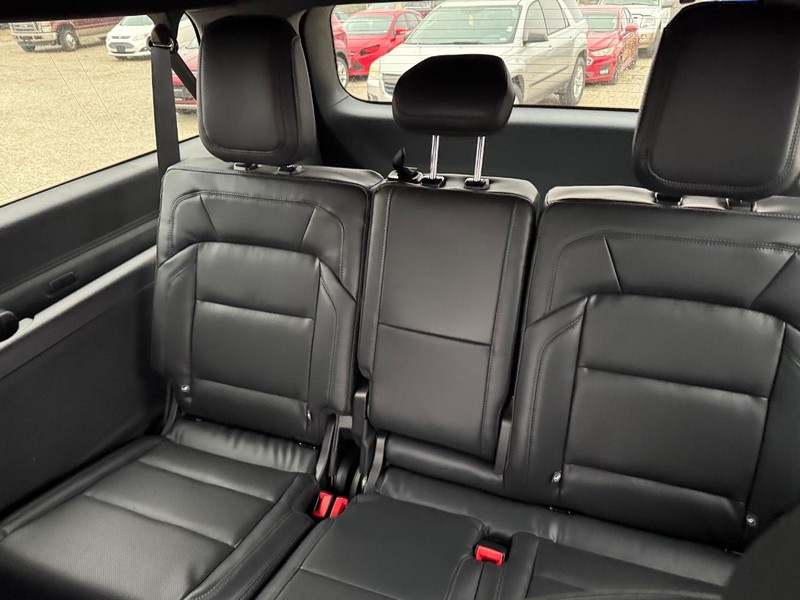 Lincoln Navigator L Vehicle Full-screen Gallery Image 14