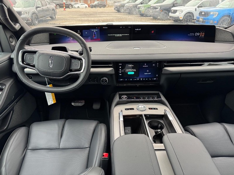 Lincoln Navigator L Vehicle Full-screen Gallery Image 15