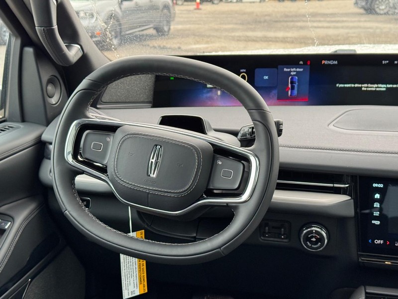 Lincoln Navigator L Vehicle Full-screen Gallery Image 16