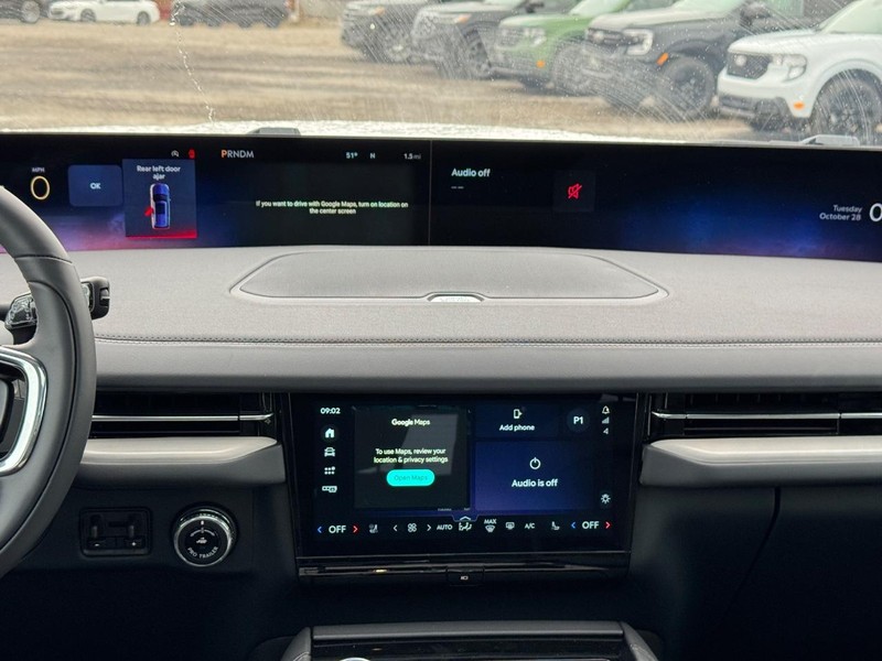 Lincoln Navigator L Vehicle Full-screen Gallery Image 17