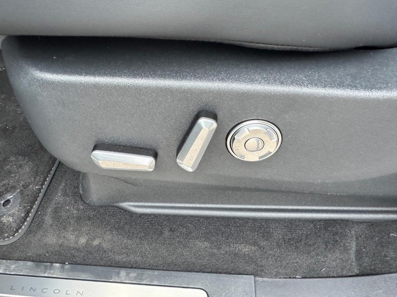 Lincoln Navigator L Vehicle Full-screen Gallery Image 19