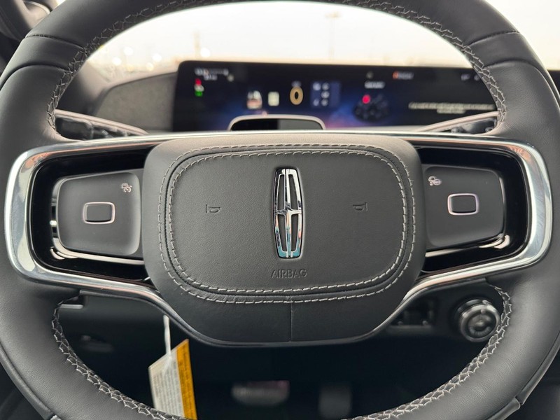 Lincoln Navigator L Vehicle Full-screen Gallery Image 21